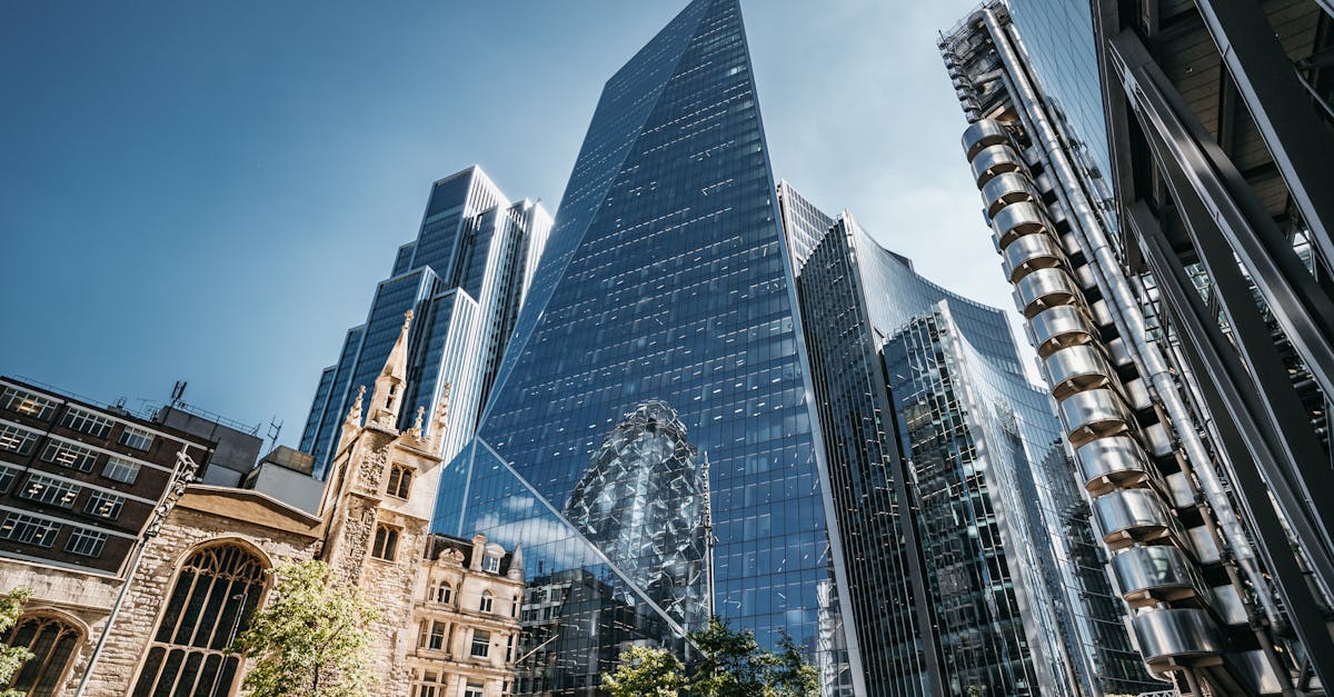 Vue aérienne d'un centre financier moderne avec des données numériques superposées
