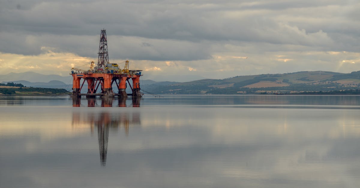Plateforme pétrolière offshore sous un ciel orageux