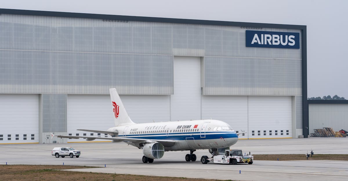 Avion Airbus en attente sur tarmac chinois, fond de ciel nuageux