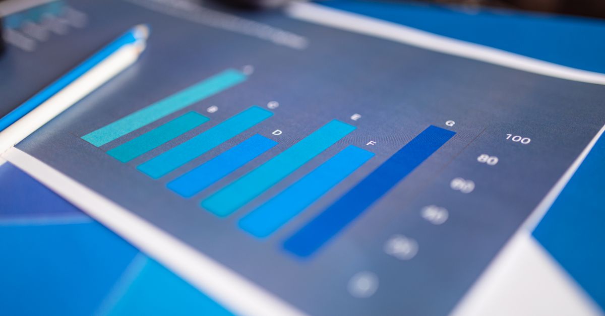 Graphique de croissance des revenus avec des symboles d'intelligence artificielle