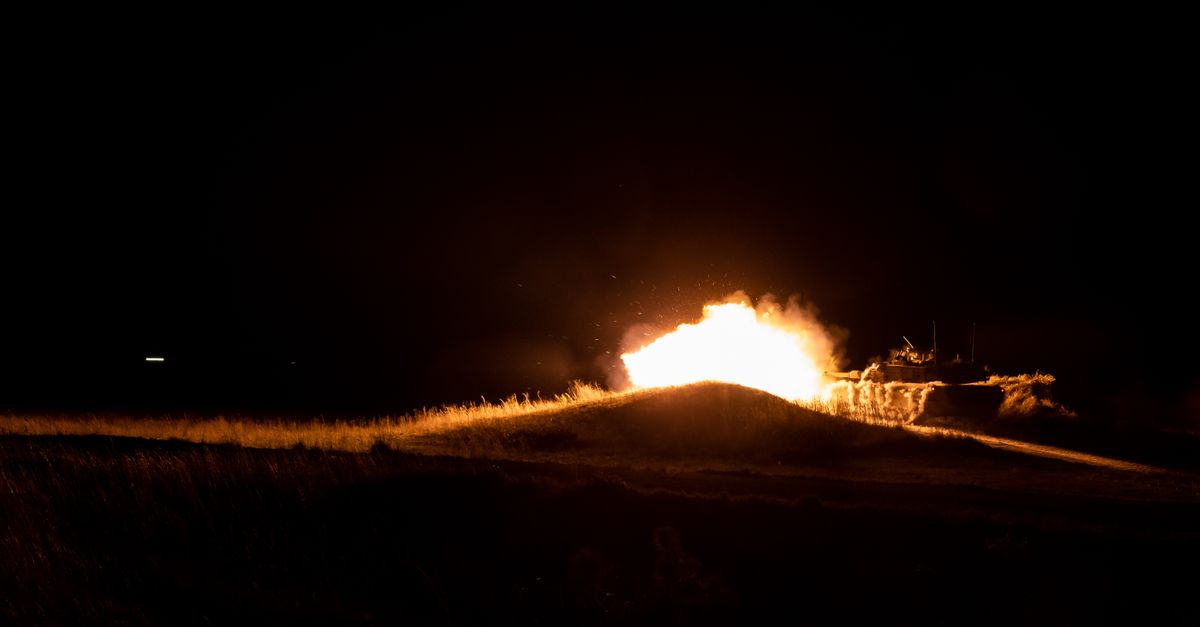 Char de combat moderne en action sur un terrain d'entraînement