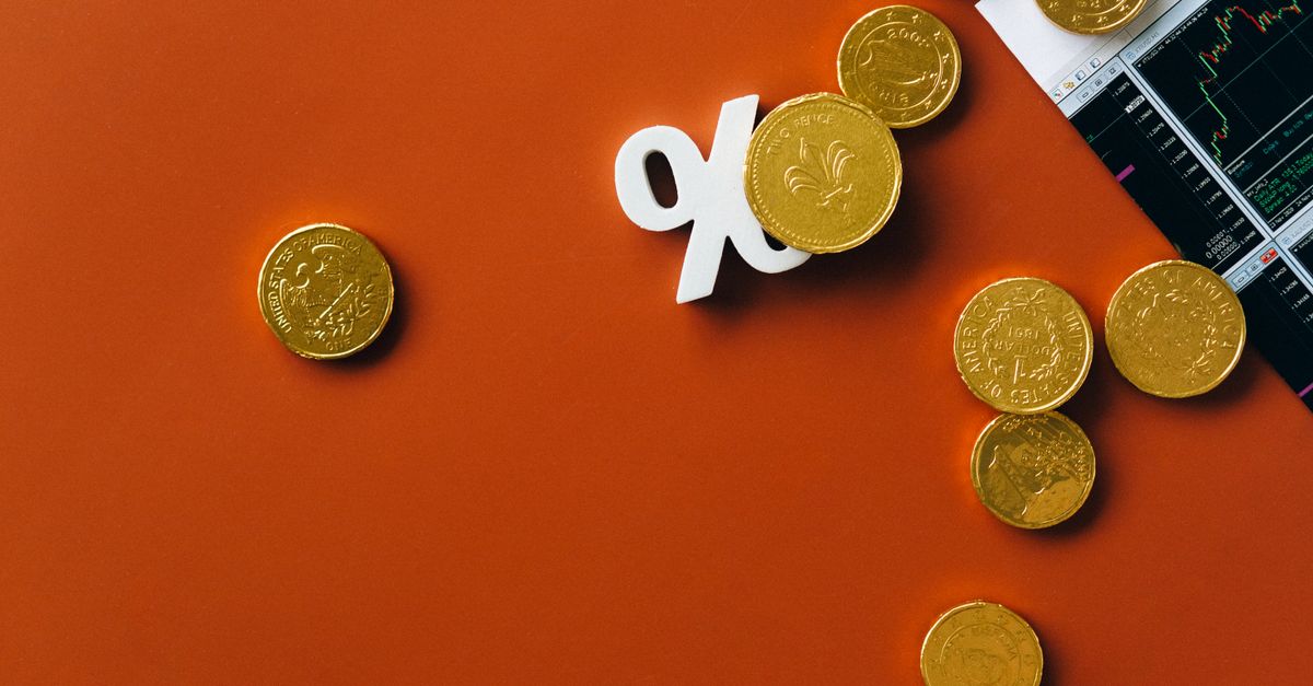Graphique boursier montrant une tendance haussière avec une flèche rouge indiquant une hausse des taux d'intérêt