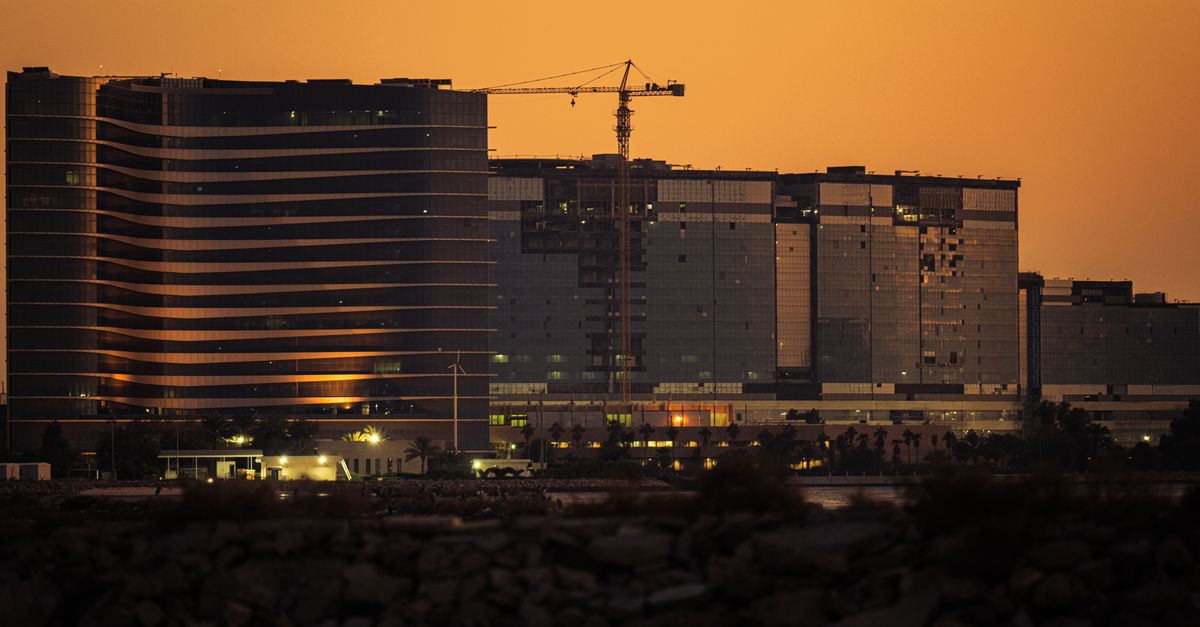 Vue aérienne de chantiers de construction modernes à Riyad au coucher du soleil