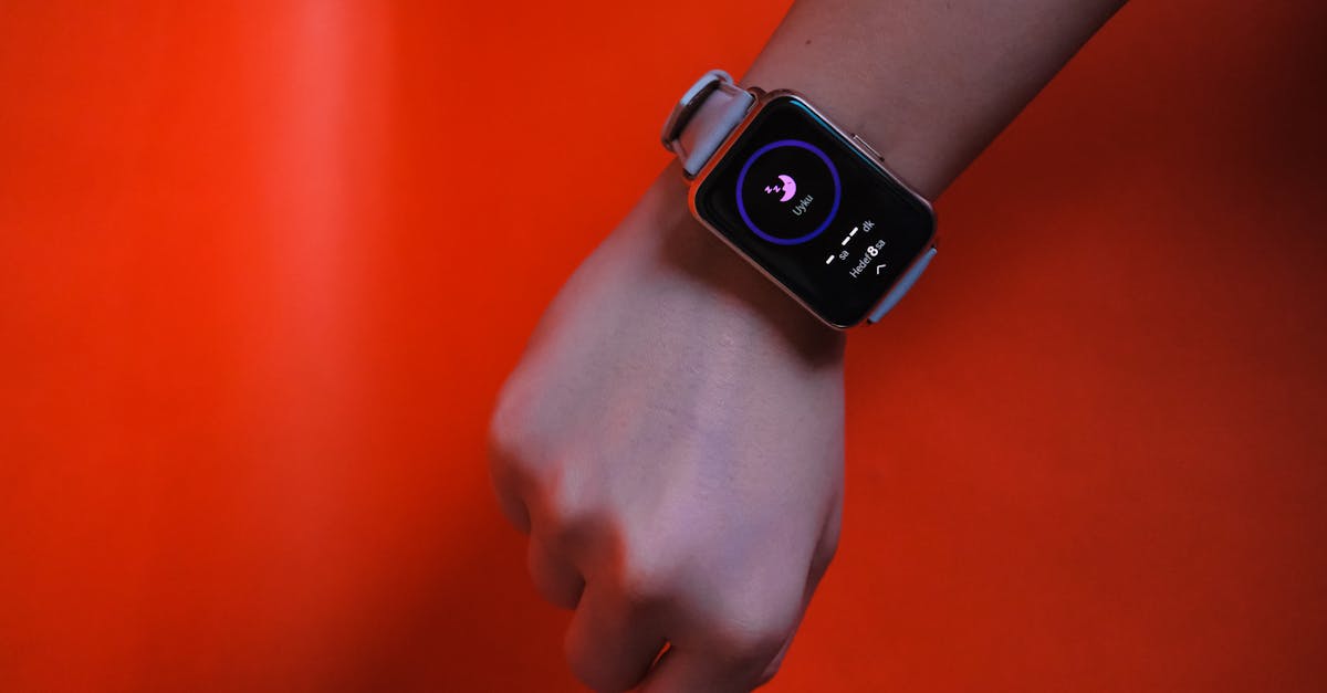 Bague connectée Ōura sur un doigt, symbolisant la technologie et la santé
