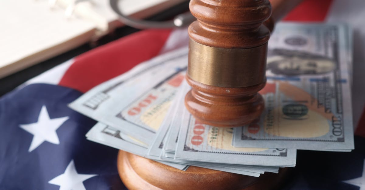Logo PayPal avec symbole dollar et balance de justice