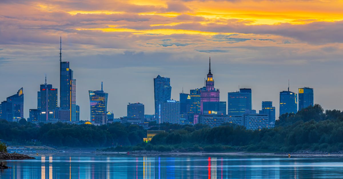 Skyline moderne de Varsovie au lever du soleil, symbole de croissance économique
