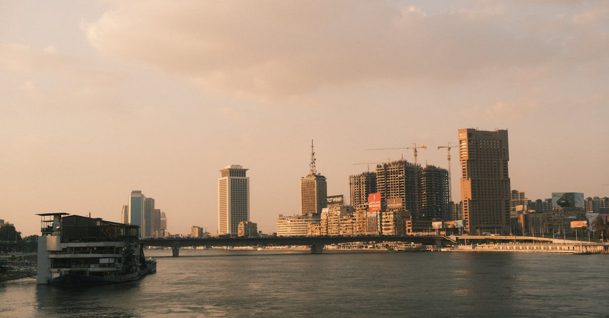 Vue aérienne d'une ville africaine moderne au coucher du soleil, symbolisant l'innovation et la croissance technologique.