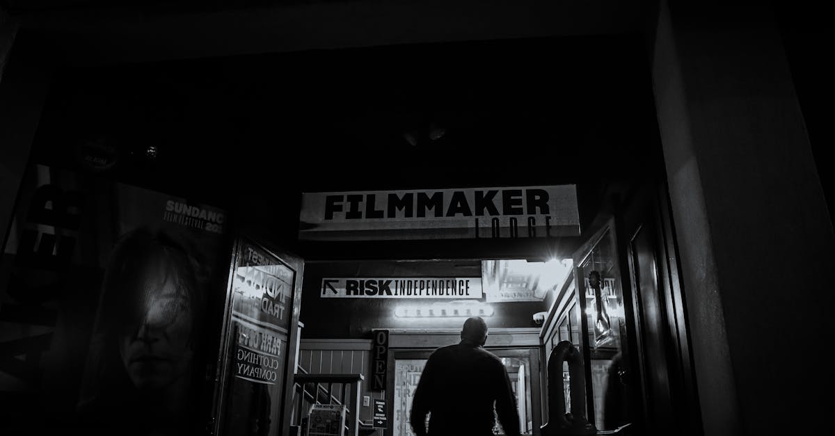 Affiche du film 'Backrooms' avec des éléments d'horreur et de mystère
