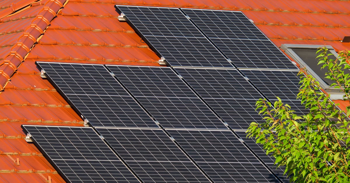 Panneaux solaires sur un toit avec un graphique boursier superposé