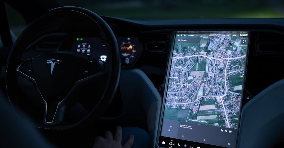 Voiture autonome Tesla roulant dans une ville futuriste la nuit
