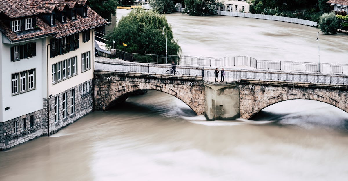 Vue aérienne d'une ville côtière menacée par la montée des eaux